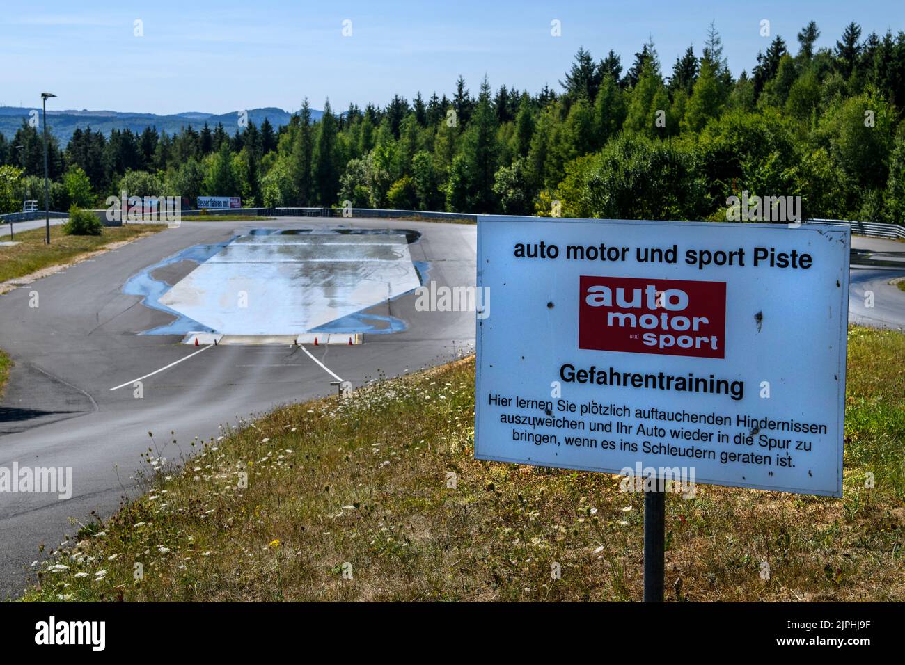 Hinweisschild zu Areal für Gefahrentraining mit Rüttler regennasse rutschige Fahrbahn, Fahrsicherheitszentrum, Nürburgring, Deutschland, Europa Stock Photo