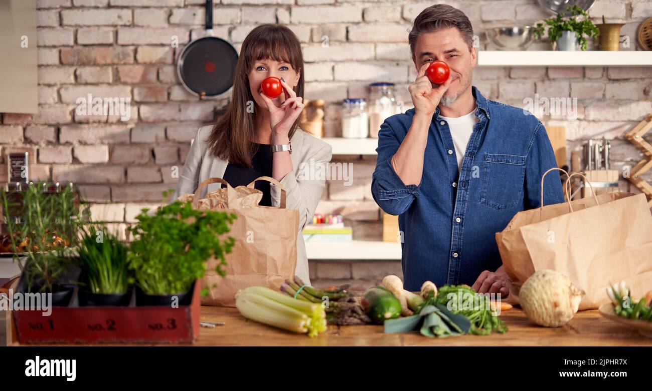 couple, groceries, fun, kitchen, humorous, pairs, grocery, funs, kitchens, humor Stock Photo
