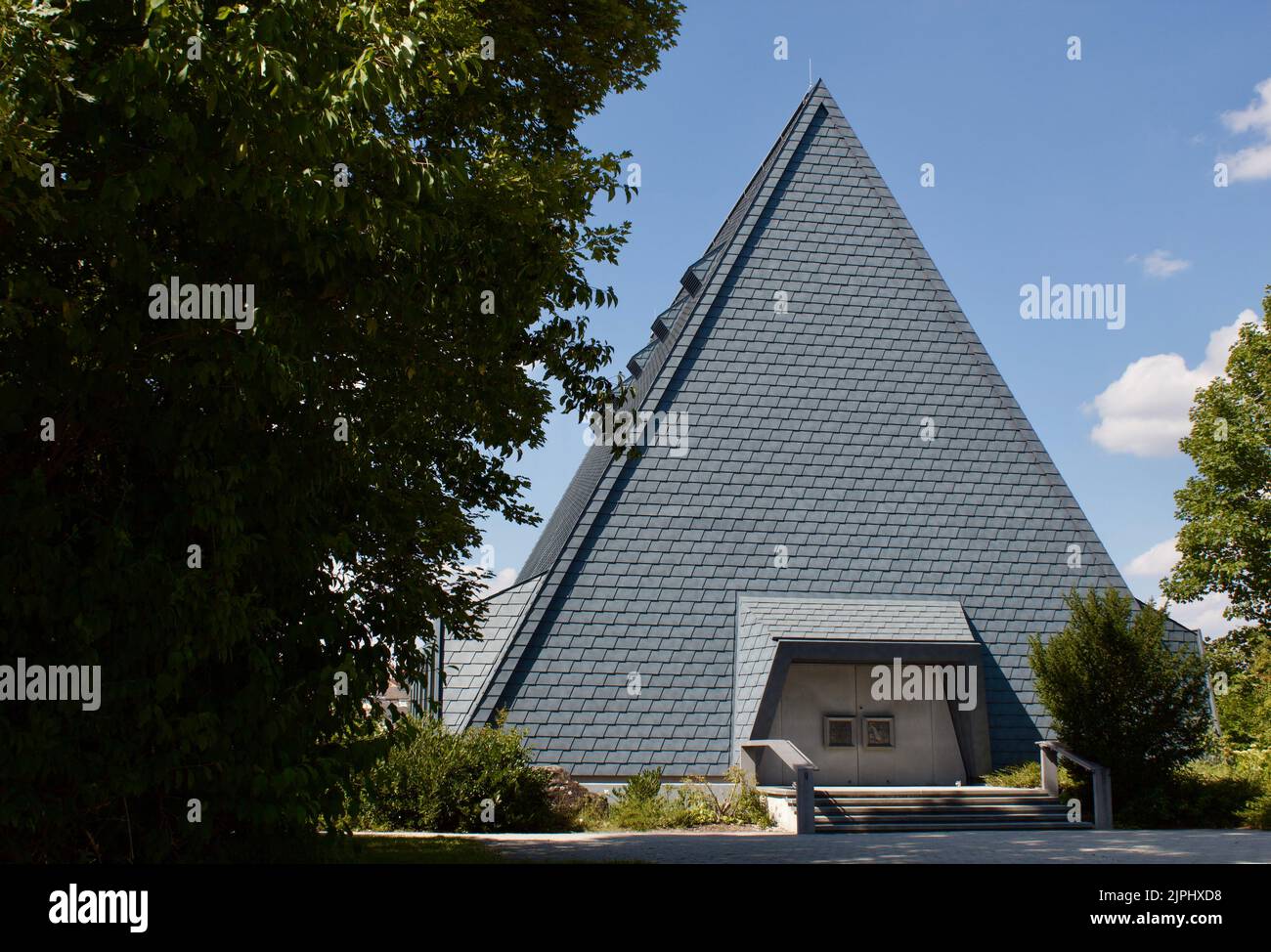 Gebäude sieht aus wie eine Pyramide, an einem sonnigen tag Stock Photo