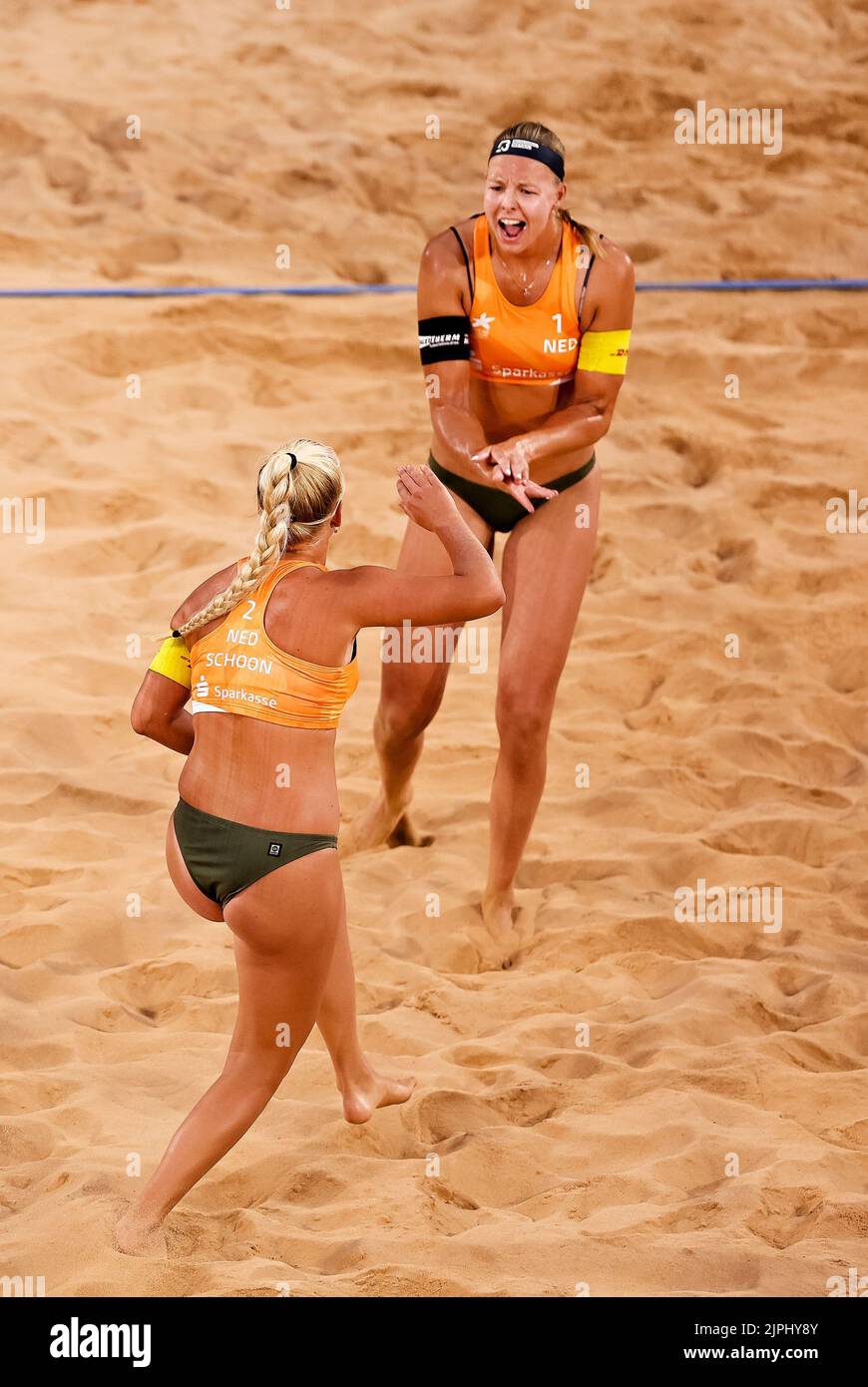MUNCHEN - Raïsa Schoon (l) and Katja Stam (r) in action during the preliminary round of beach volleyball for women on the eighth day of the Multi-European Championship. The German city of Munich will host a combined European Championship of various sports in 2022. ANP IRIS VAN DEN BROEK Stock Photo