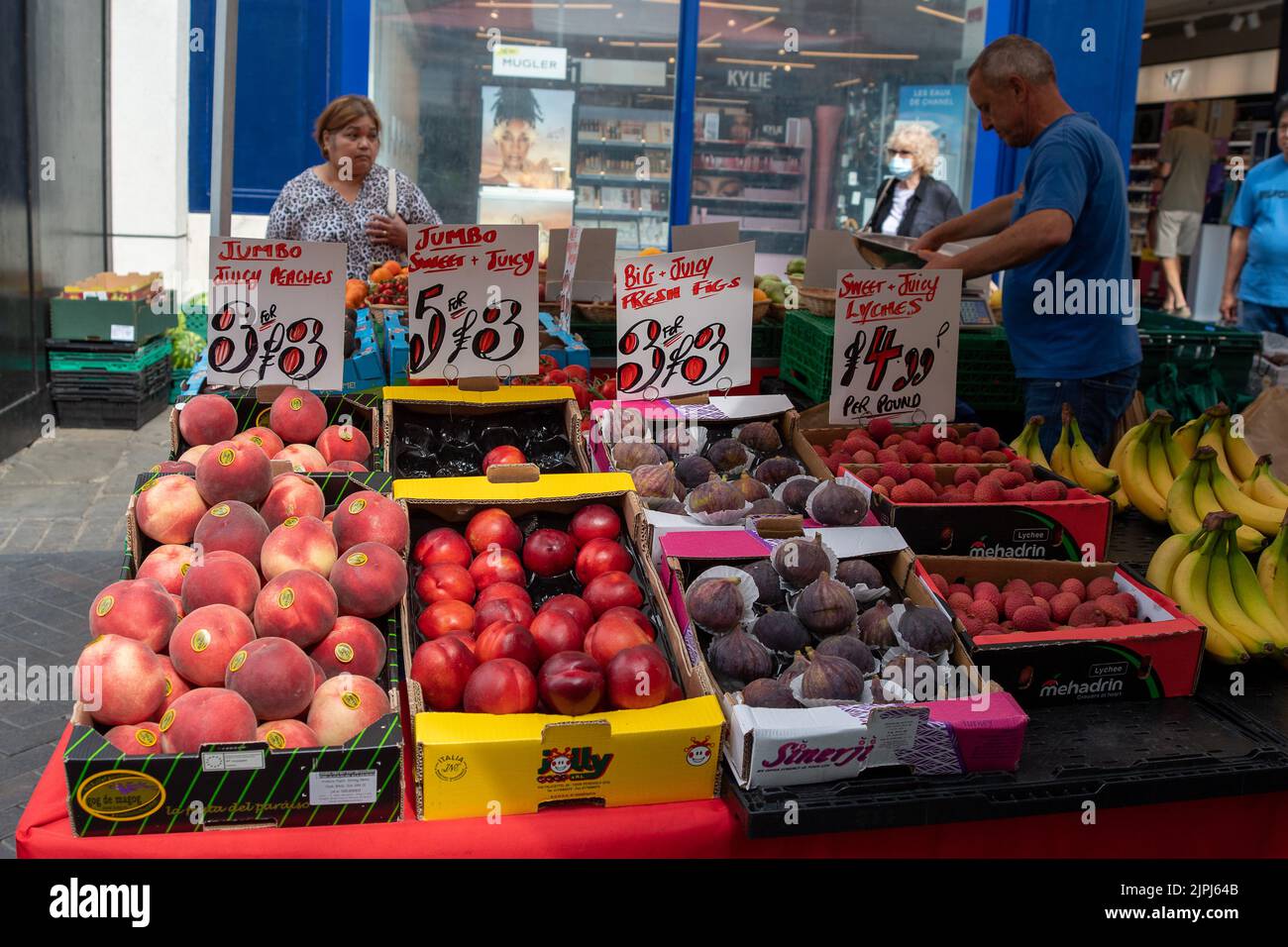 Windsor, Berkshire, UK. 18th August, 2022. A fruit  and veg stall in Peascod Street, Windsor. Inflation has to risen to over 10% now putting more pressure on shoppers. Credit: Maureen McLean/Alamy Stock Photo