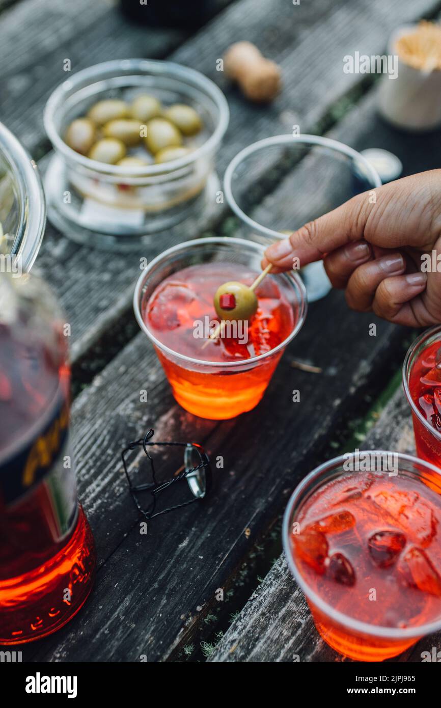Making aperol spritz cocktails outdoors on picnic table Stock Photo Alamy