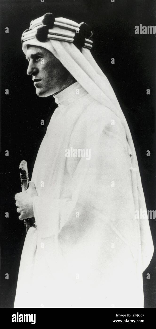 The british writer and militair EDWARD THOMAS LAWRENCE aka LAWRENCE of ARABIA ( 1888 - 1935 ) - SCRITTORE - LETTERATO - LITERATURE - LETTERATURA - arabian costume  dress - abito vestito costume arabo - profilo - profile - MILITARE - EROE - HERO - GAY -  LGBT - omosessuale - omosessualità - homosexuality - homosexual   ---- Archivio GBB Stock Photo