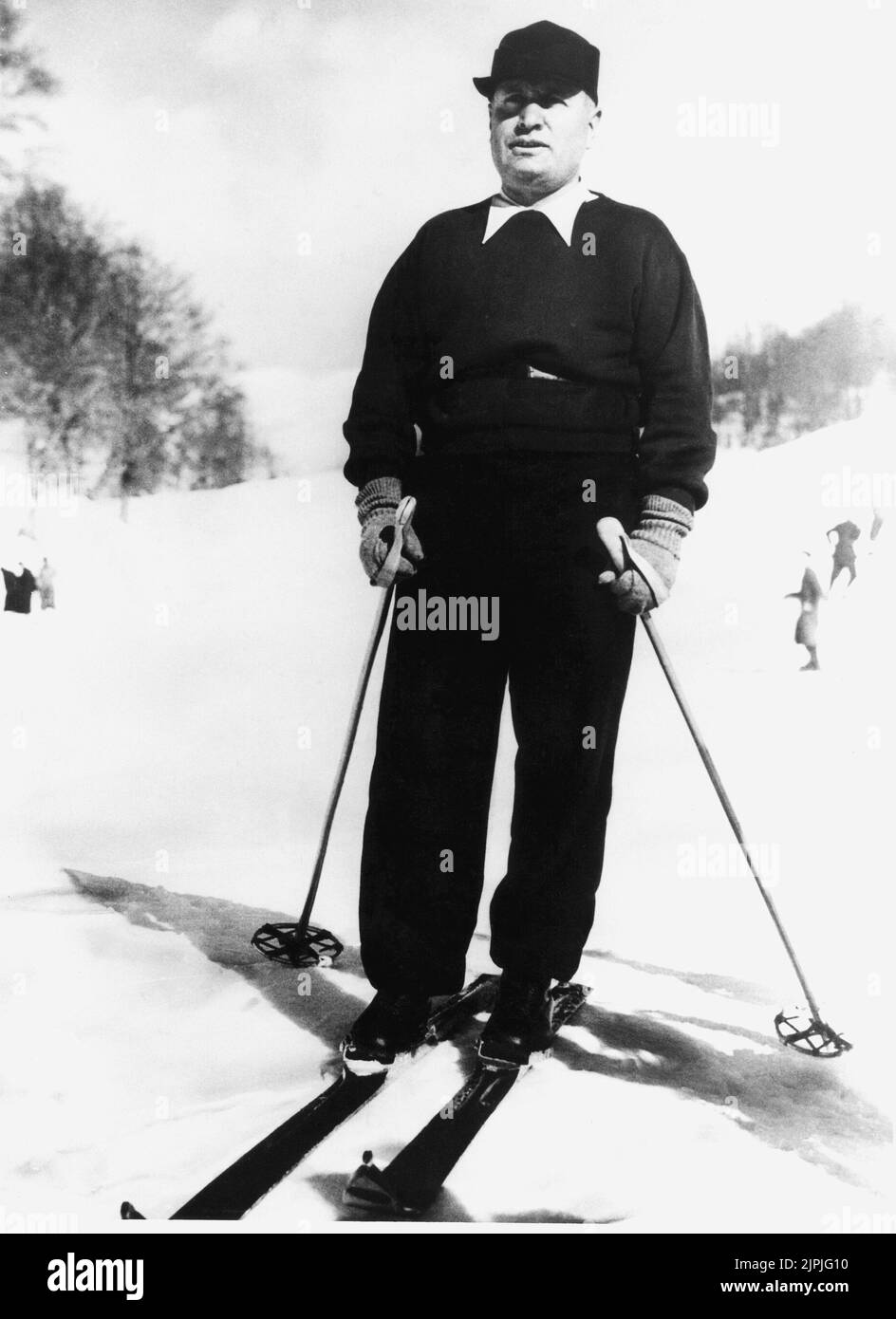 1930's : The italian Fascist Duce BENITO MUSSOLINI during an holiday - FASCISMO - FASCISM - sciatore - sci - ski - skier - neve - snow  ---- Archivio GBB Stock Photo