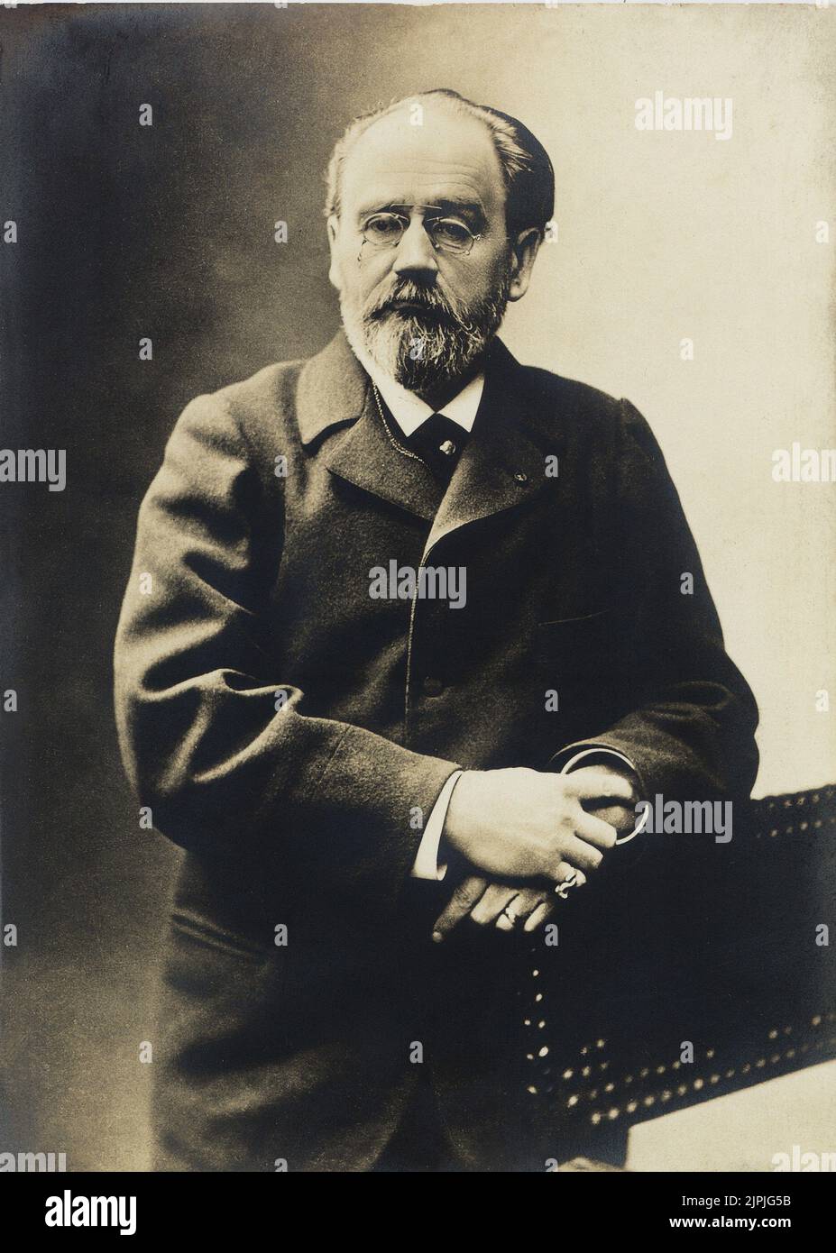 The celebrated french writer Emile ZOLA ( 1840 - 1902 ) - NATURALISMO - NATURALISM - SCRITTORE - LETTERATURA - LITERATURE - OCCHIALI - pincenez - pince-nez - glasses - barba e baffi - beard ---- Archivio GBB Stock Photo