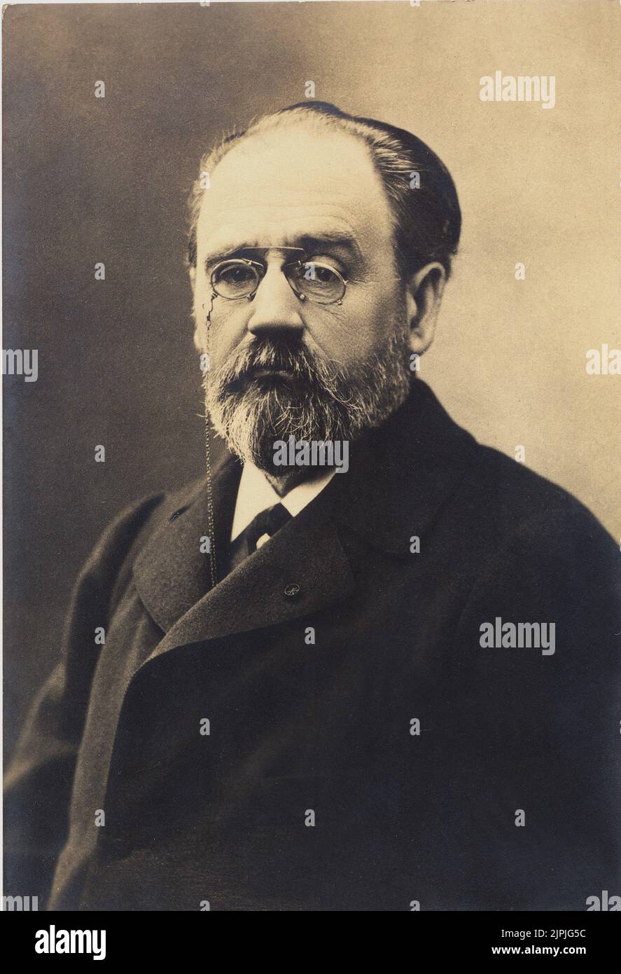 The celebrated french writer Emile ZOLA (  1840 - 1902 ) - NATURALISMO - NATURALISM - SCRITTORE - LETTERATURA - LITERATURE - OCCHIALI - pincenez - pince-nez - glasses - barba e baffi - beard ---- Archivio GBB Stock Photo