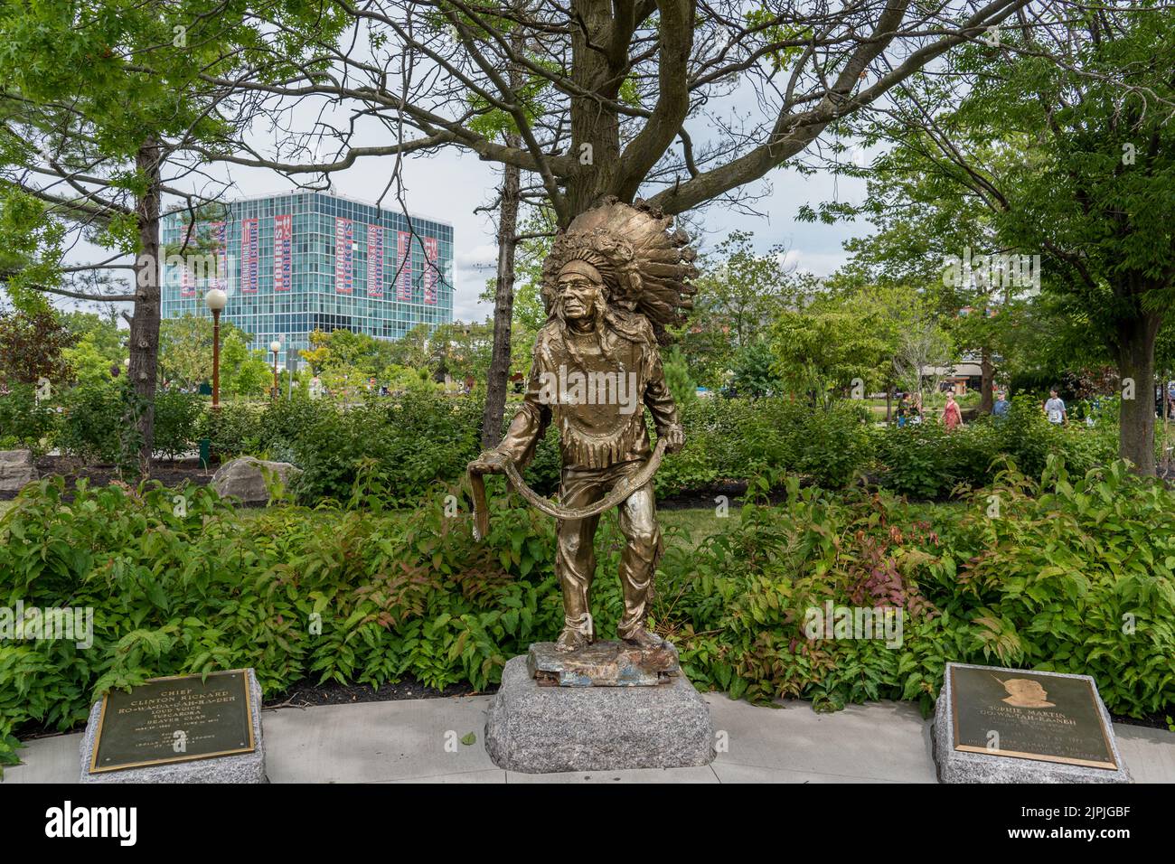 Niagara Falls, NY - July 31, 2022:  Statue of Chief Clinton Rickard by Heinz Gaugel. Chief Rickard was a founder the Indian Defense League and worked Stock Photo