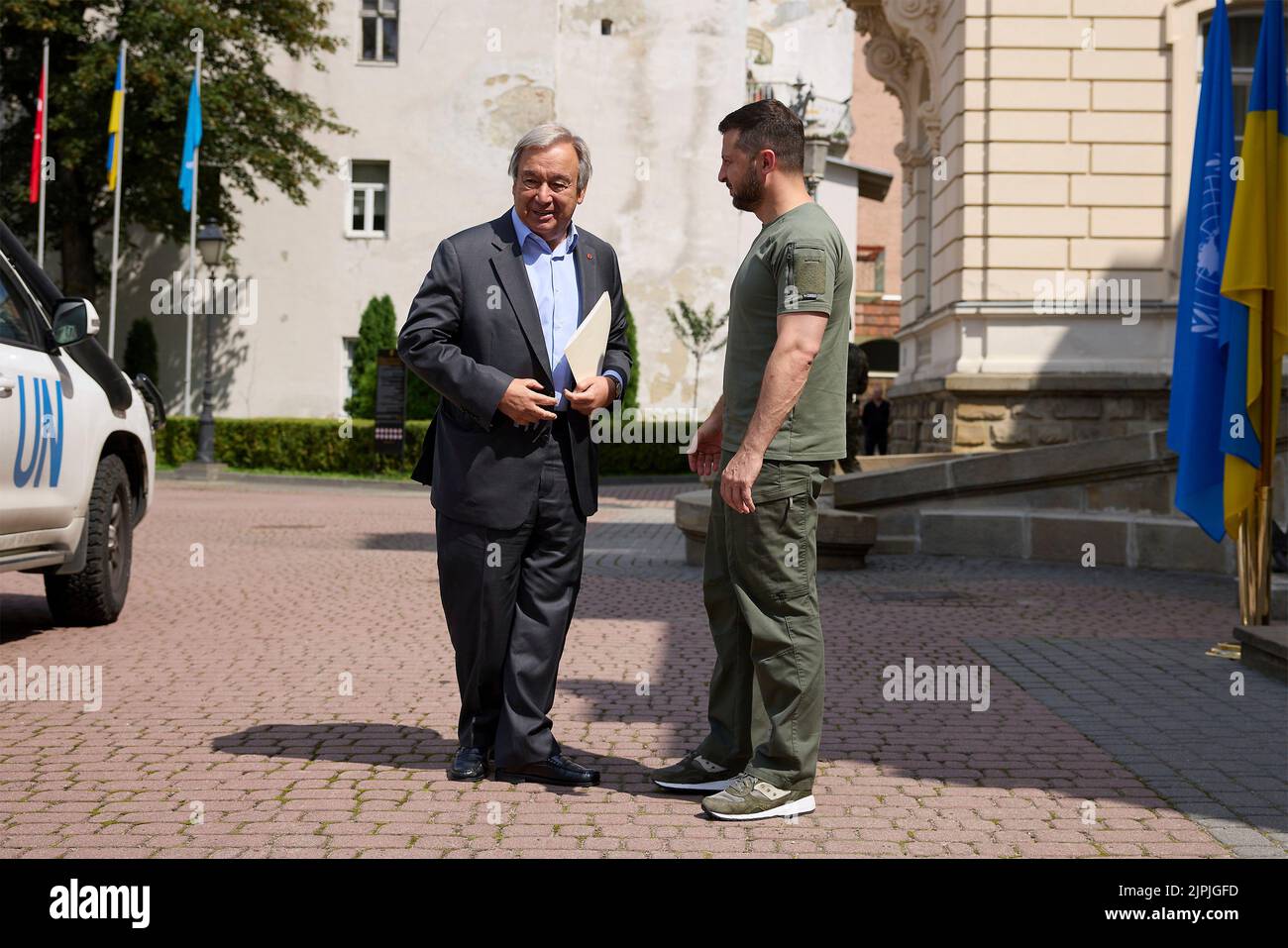 Lviv, Ukraine. 18th Aug, 2022. Ukrainian President Volodymyr Zelenskyy, right, welcomes UN Secretary-General Antonio Guterres, on arrival for discussions, August 18, 2022 in Lviv, Ukraine. The two leaders discussed the safety of Europe's largest nuclear power plant at Zaporizhzhia and the UN brokered Black Sea Initiative on grain exports. Credit: Ukrainian Presidential Press Office/Ukraine Presidency/Alamy Live News Stock Photo