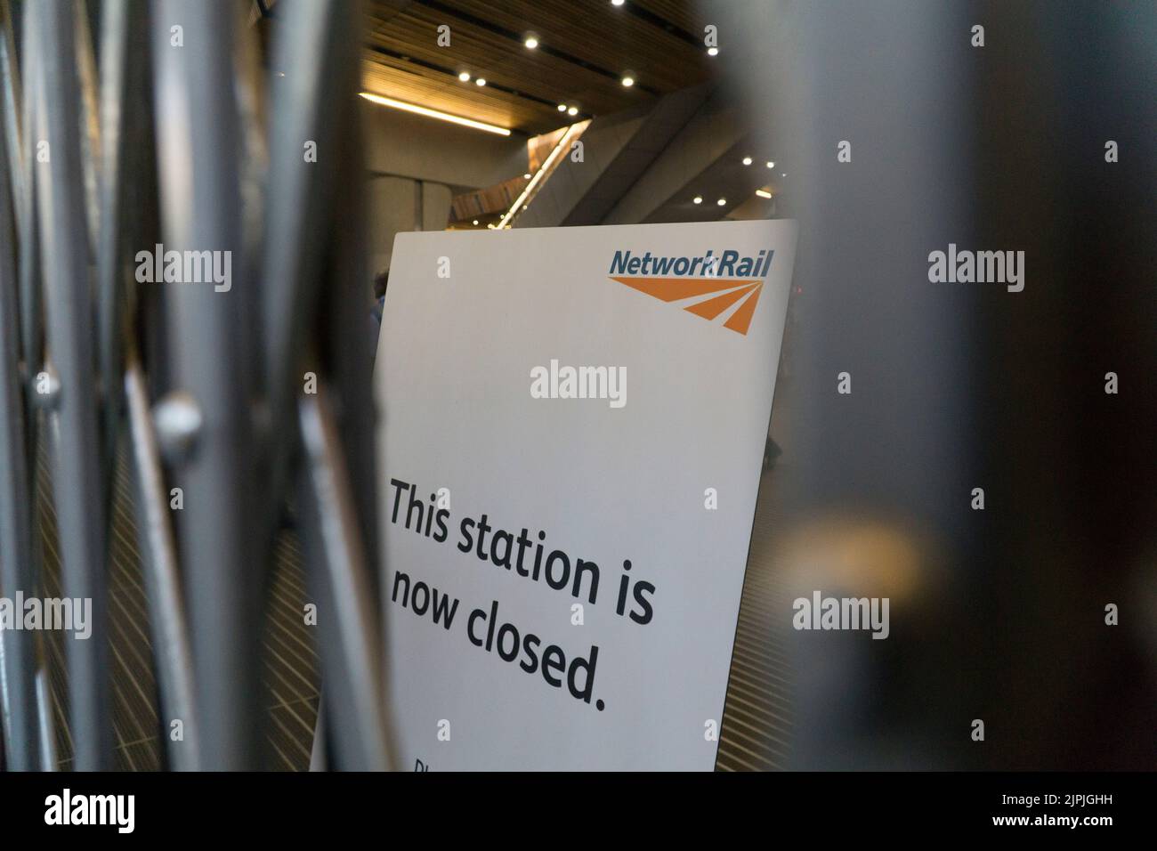 London, UK. 18th Aug, 2022. London Bridge station closed early as the last train departed at 6.05pm due to only a skeleton service running while the RMT union take industrial action in a protest against the pay and pensions conditions offered by rail companies. Credit: Anna Watson/Alamy Live News Stock Photo