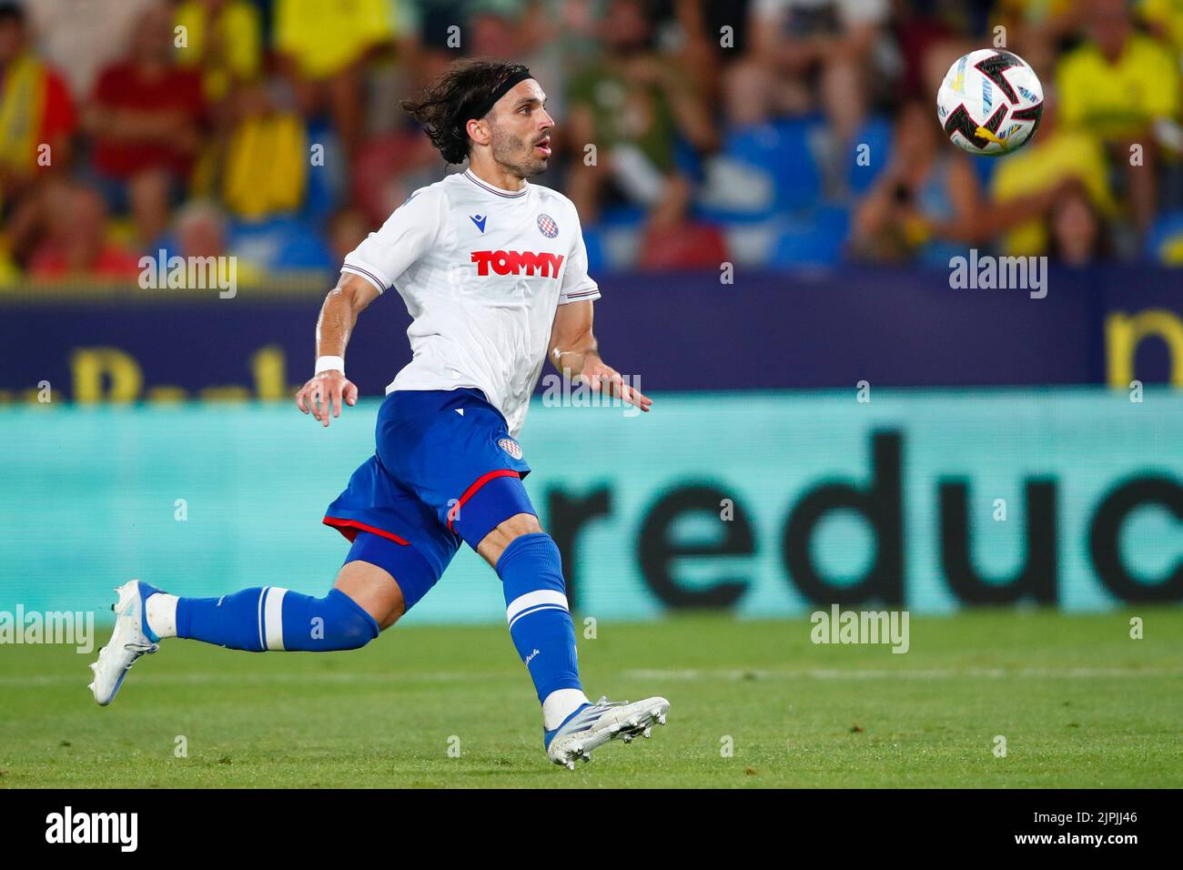 Dynamo Zagreb and Hajduk Split stand next to the Croatian Cup prior to kick  off Stock Photo - Alamy