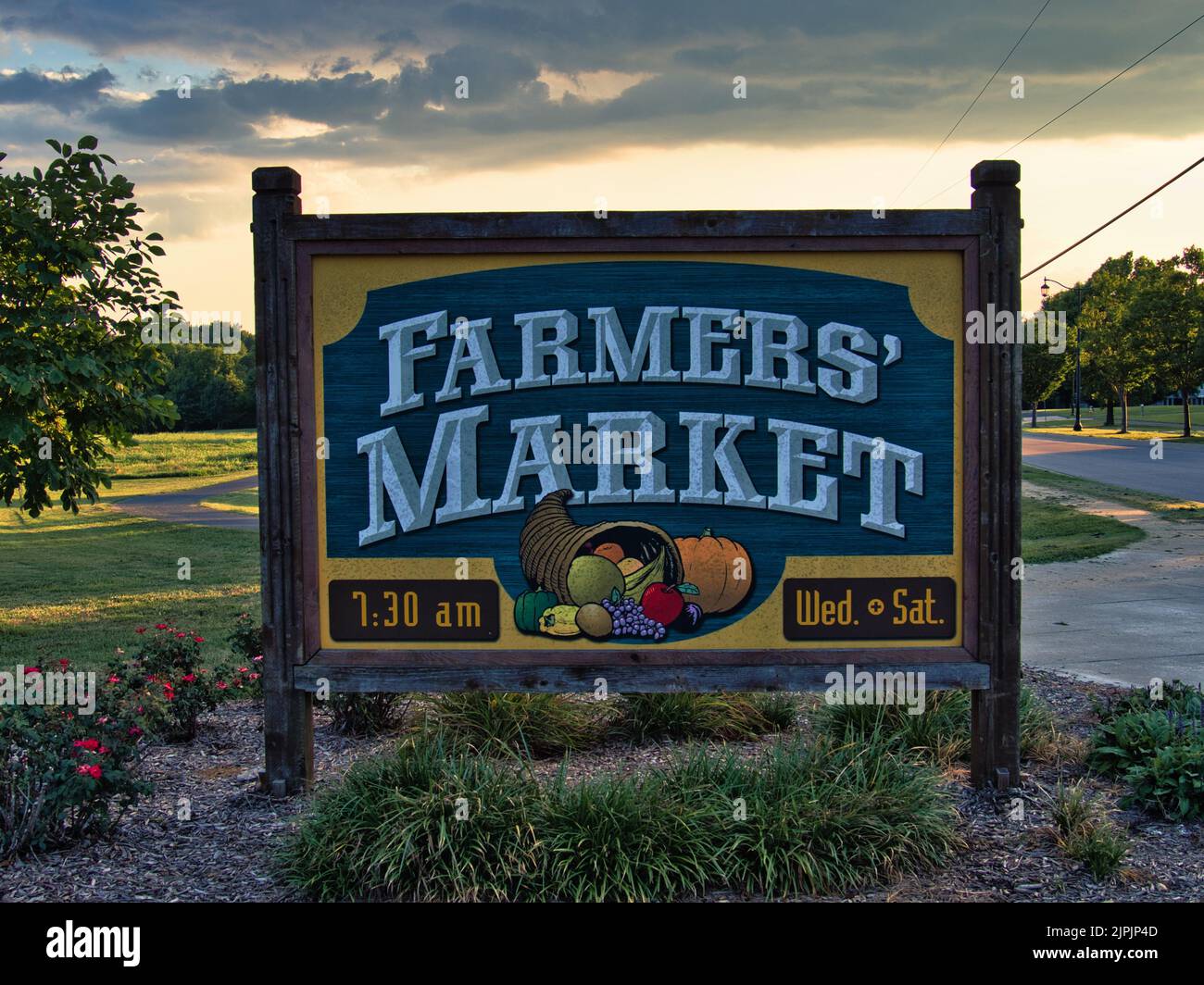 Olathe, Kansas - August, 18 2022 - Olathe Kansas Farmers Market at the Community Center - Overcast colorful day Stock Photo