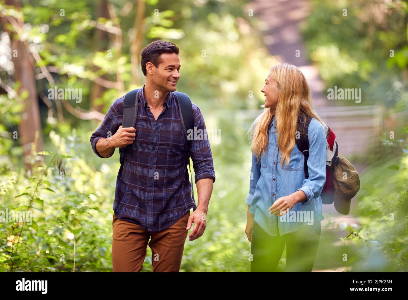 2 male friends hiking together hi-res stock photography and images - Alamy