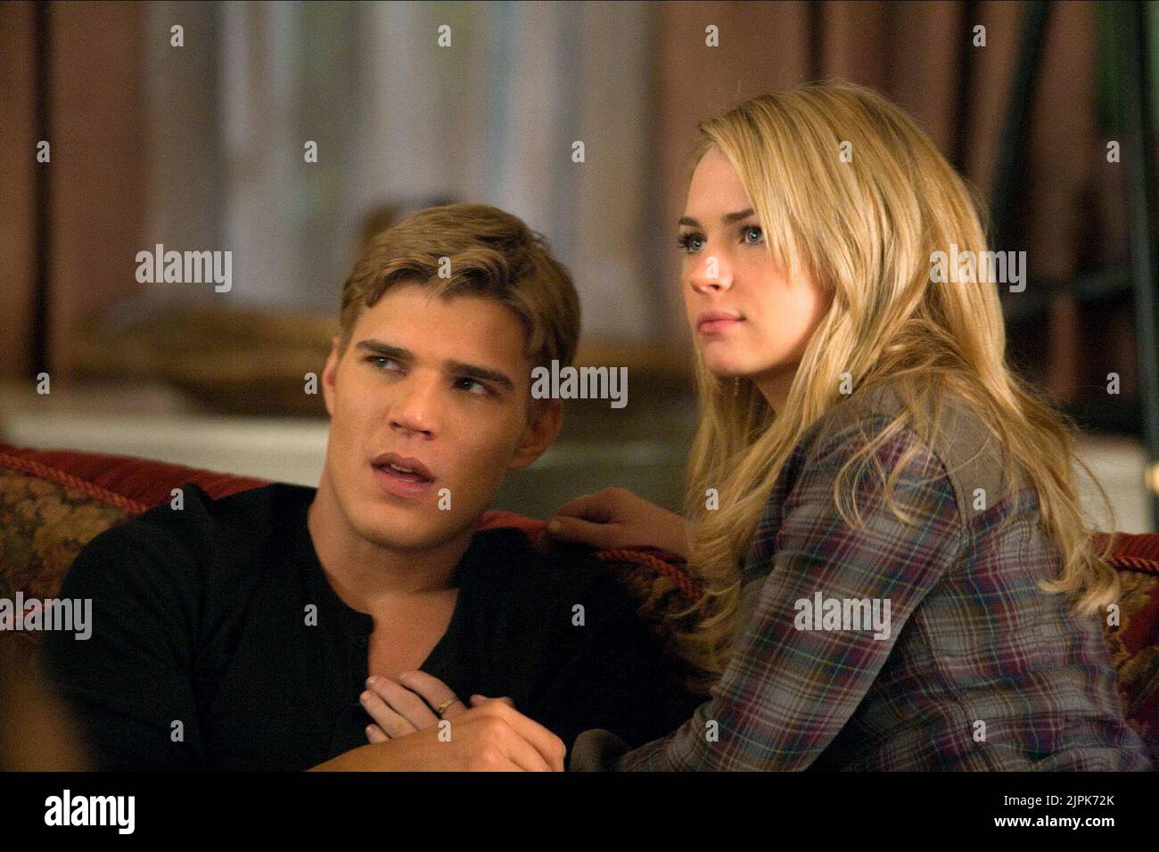 CHRIS ZYLKA, BRITT ROBERTSON, THE SECRET CIRCLE, 2011 Stock Photo Alamy