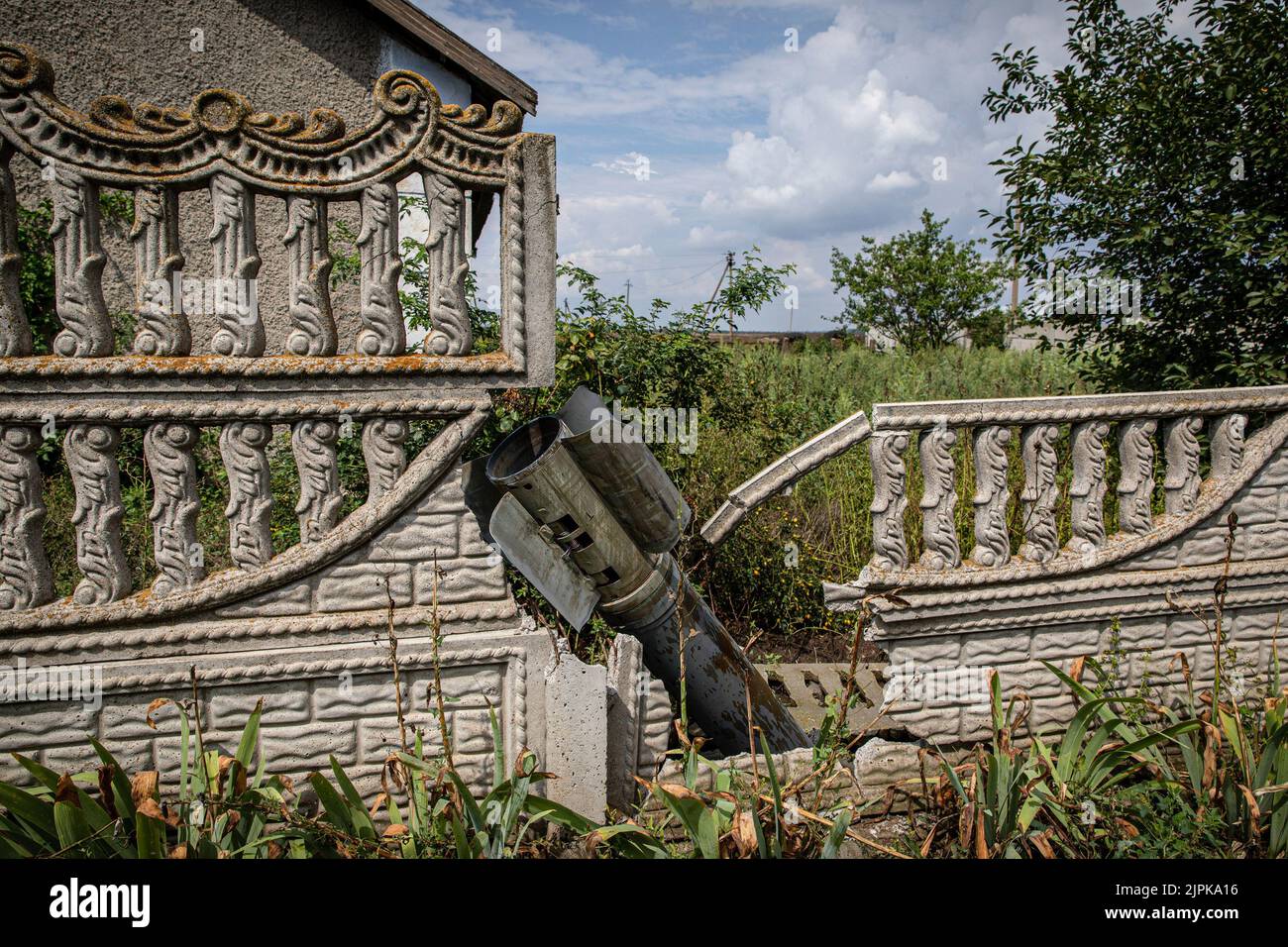 Shevchenkove, Ukraine. 18th Aug, 2022. Non-exploded missile seen next to a residential house in the village of Shevchenkove, Mykolaiv Oblast. As Ukrainian officials have claimed partiality to recover their territory, and launching a counter-offensive in the south axis of the country including Mykolaiv Oblast, the area has been under heavy fighting, and the liberated villages surrounding Mykolaiv city have been under heavy shelling. Credit: SOPA Images Limited/Alamy Live News Stock Photo