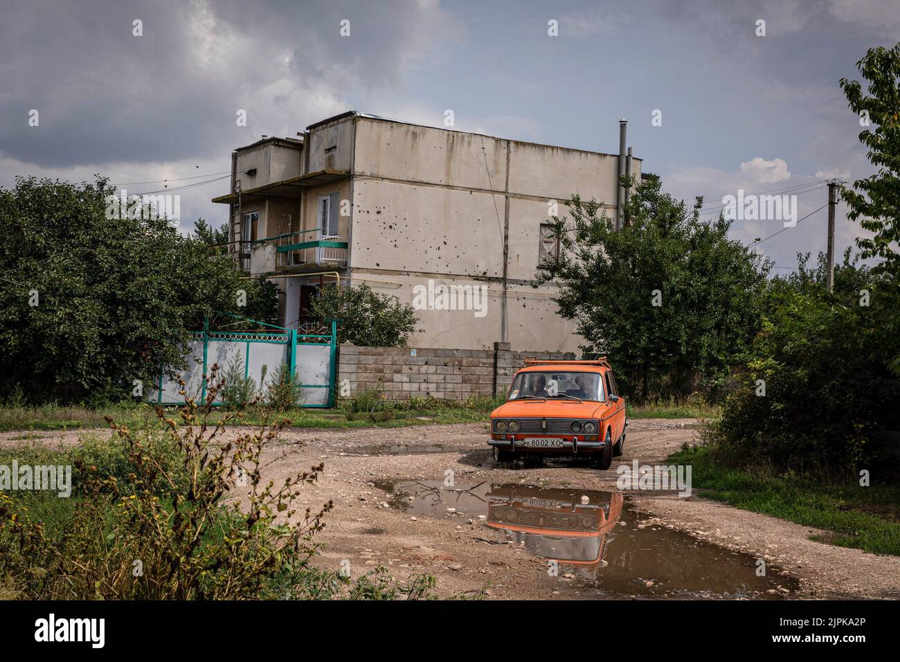 Shevchenkove, Ukraine. 18th Aug, 2022. A car seen driving past a damaged building by Russian shelling in the village of Shevchenkove, Mykolaiv Oblast. As Ukrainian officials have claimed partiality to recover their territory, and launching a counter-offensive in the south axis of the country including Mykolaiv Oblast, the area has been under heavy fighting, and the liberated villages surrounding Mykolaiv city have been under heavy shelling. Credit: SOPA Images Limited/Alamy Live News Stock Photo