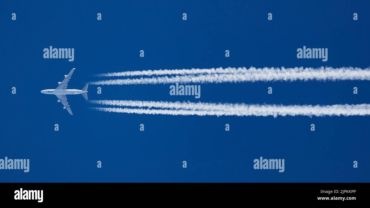 White and blue aircraft hi-res stock photography and images - Alamy