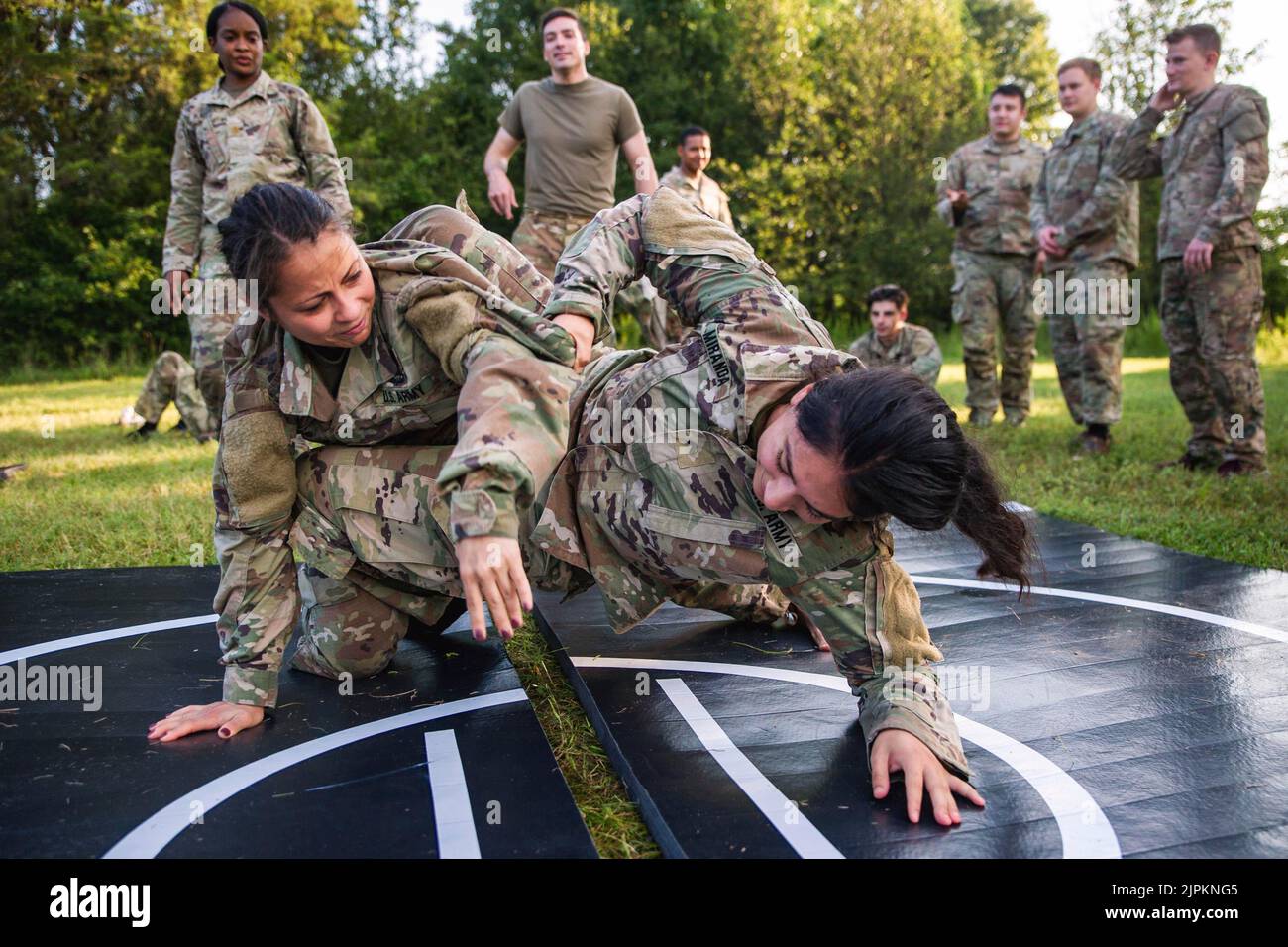 Fort George G Meade, Maryland, USA. 22nd July, 2022. U.S. Soldiers assigned to 55th Signal Company (Combat Camera), 21st Signal Brigade, conduct Modern Army Combatives training at Fort George G. Meade, Maryland, July 22, 2022. Combatives is the term for hand-to-hand combat training and techniques within the Army branch of the USA military. Credit: U.S. Army/ZUMA Press Wire Service/ZUMAPRESS.com/Alamy Live News Stock Photo