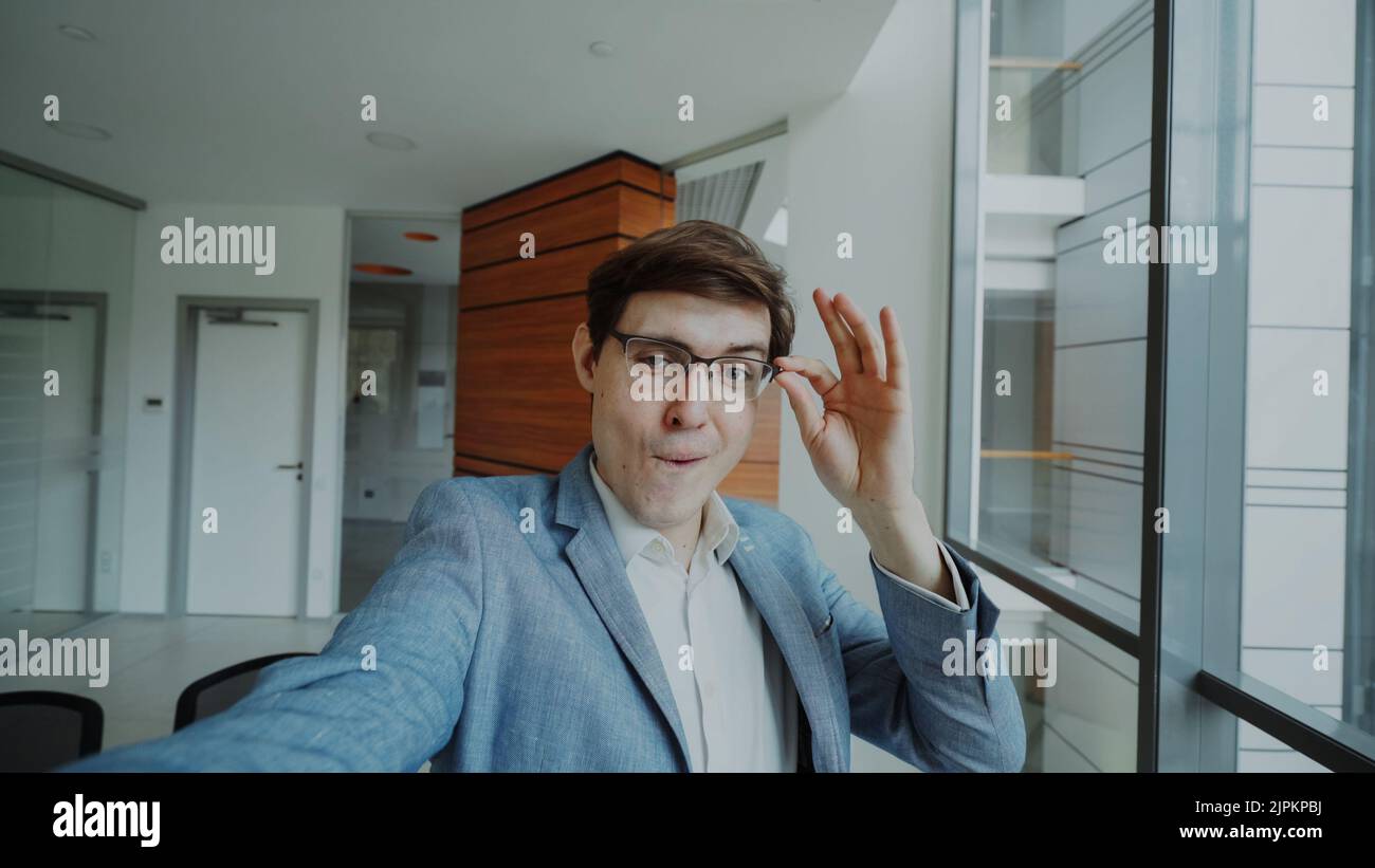 Man taking smartphone selfie hi-res stock photography and images - Alamy
