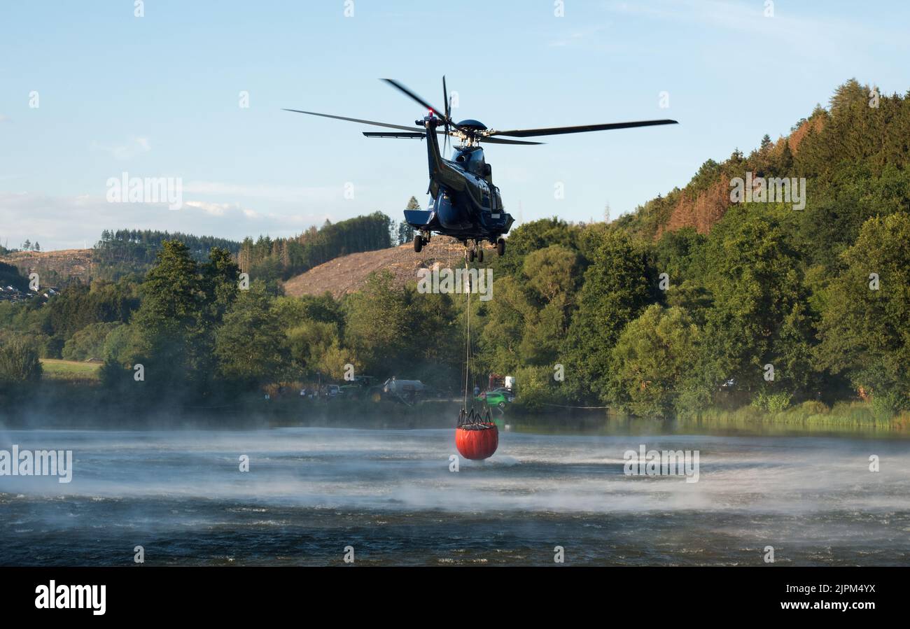 Super Puma der Bundespolizei bei der Wasseraufnahme für Waldbrand Bekämpfung bei Dillenburg Stock Photo