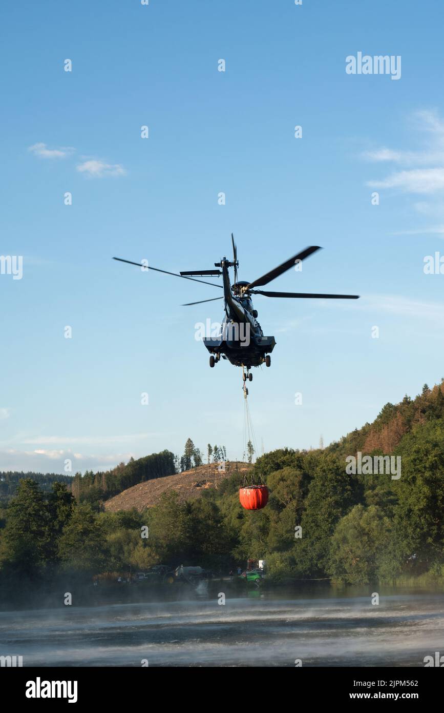 Super Puma der Bundespolizei bei der Wasseraufnahme für Waldbrand Bekämpfung bei Dillenburg Stock Photo