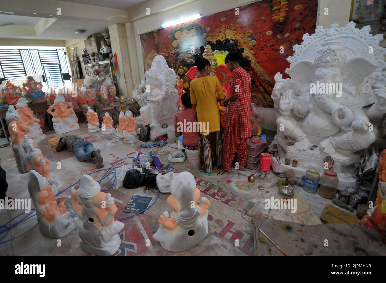 Delhi, Delhi, India. 19th Aug, 2022. Girls artis giving final touch and