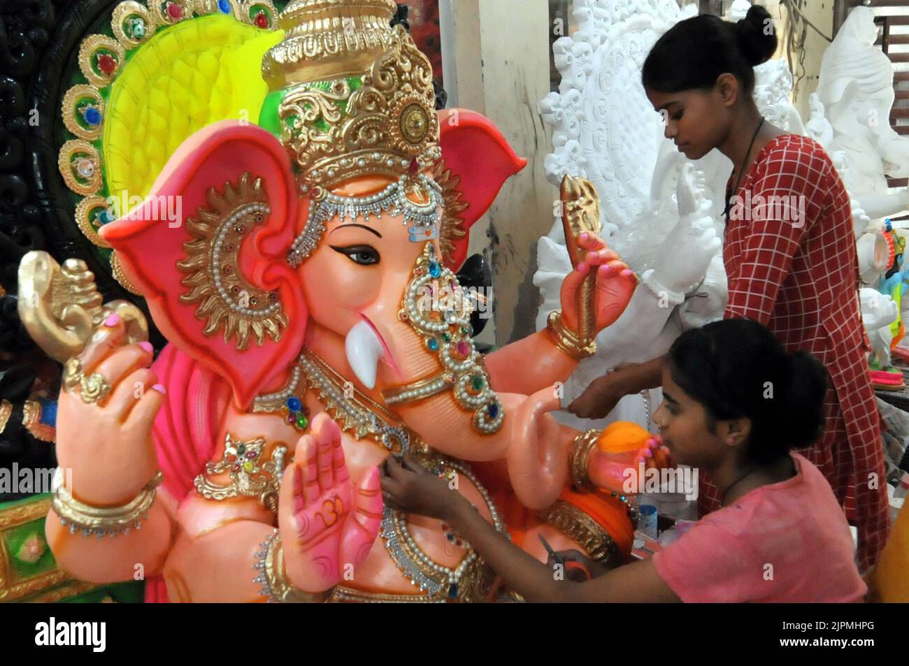 Delhi, Delhi, India. 19th Aug, 2022. Girls artis giving final touch and