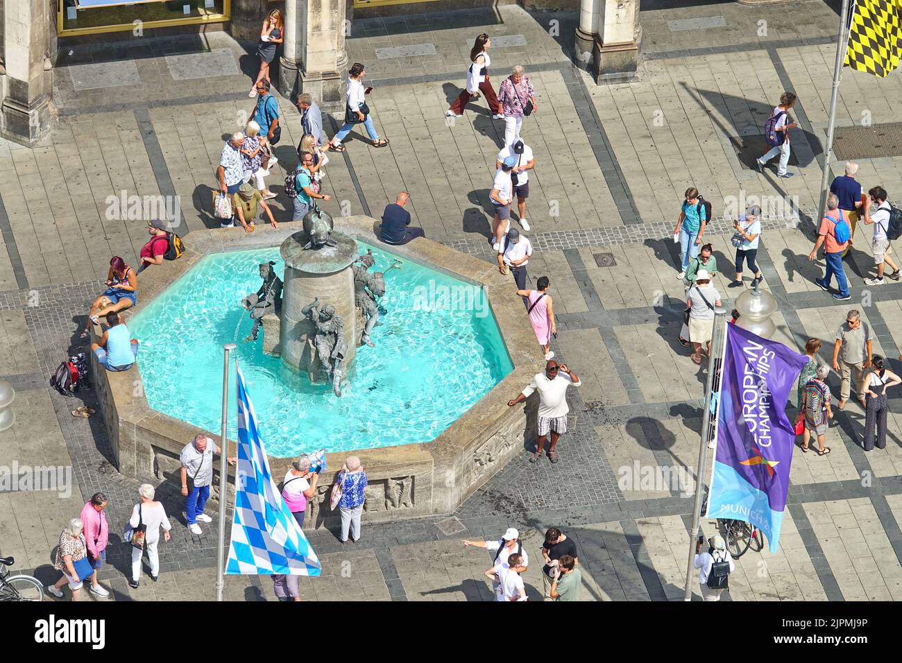 Fischbrunnen Fish Fountain fountain and the sculptures on Marienplatz Mary Square. Munich, GERMANY - August 2022 Stock Photo