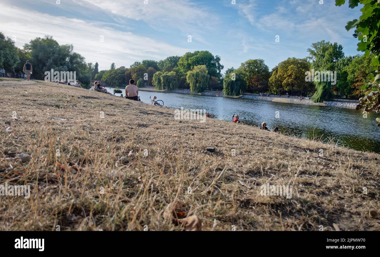 Vertrocknete Grünflache am Urbanhafen in Berlin-Kreuzberg, Trockenheit ...