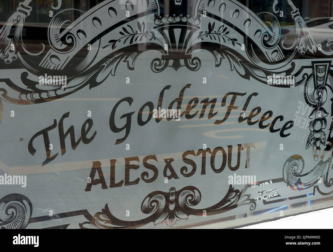 Etched glass pub window - The Golden Fleece, Ales & Stout, 1 St Owen's St, Hereford, Herefordshire, England, UK,  HR1 2JB Stock Photo