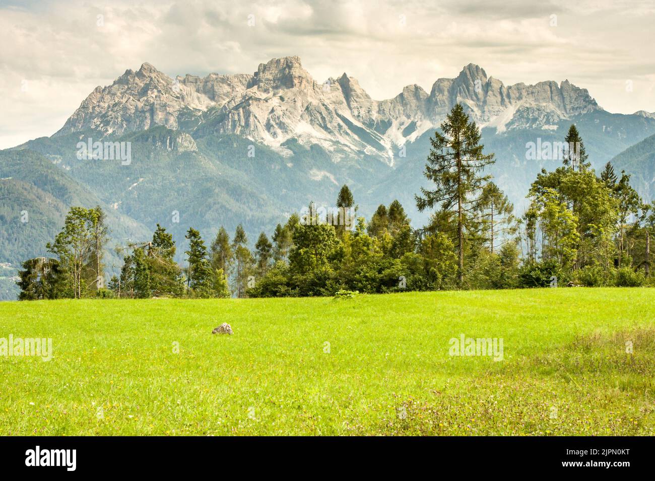 Green mountain background hd hi-res stock photography and images - Alamy