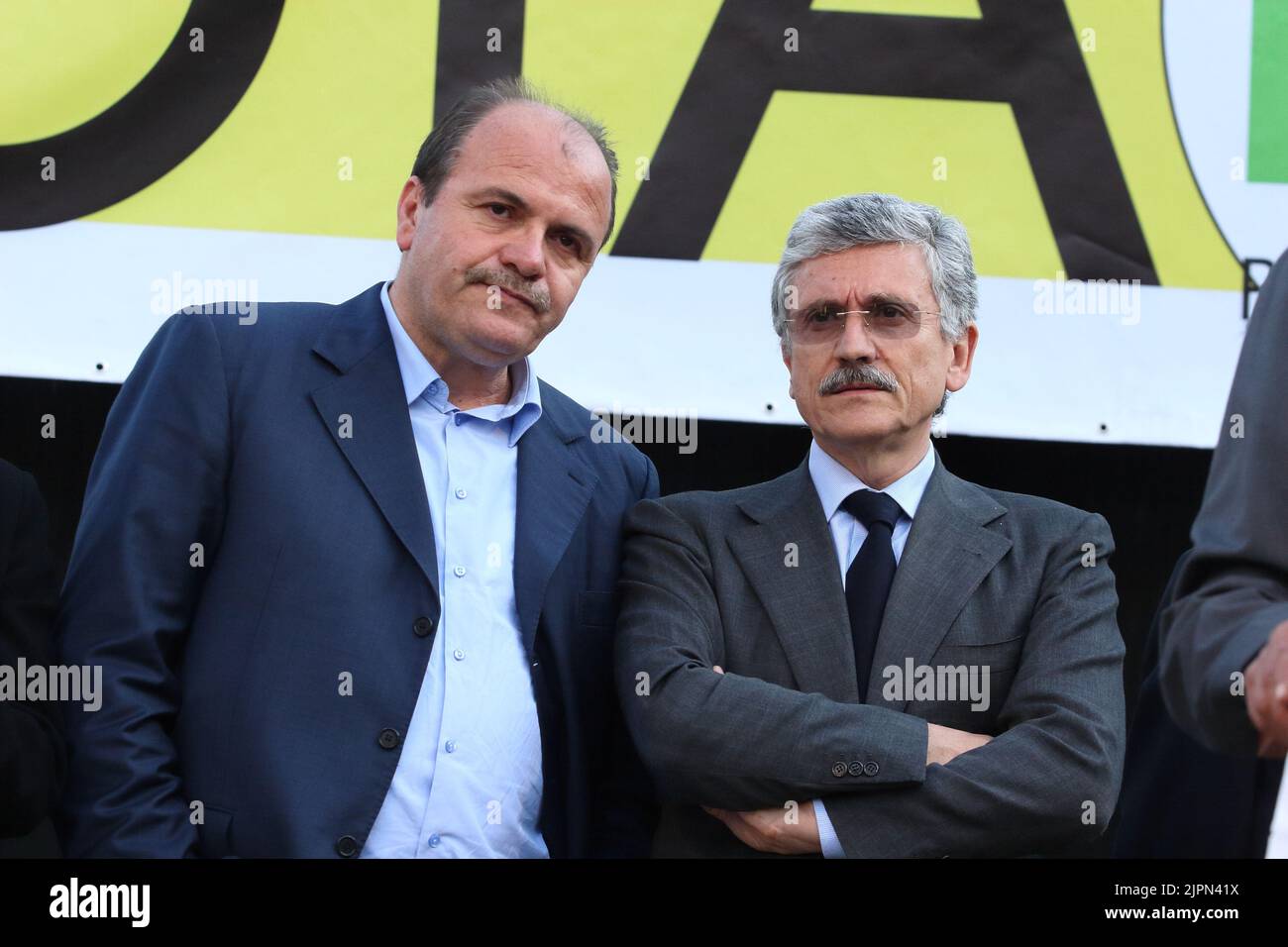 Francesco De Angelis con Massimo D'Alema nella campagna elettorale per le comunali a Cassino del 2011 Stock Photo