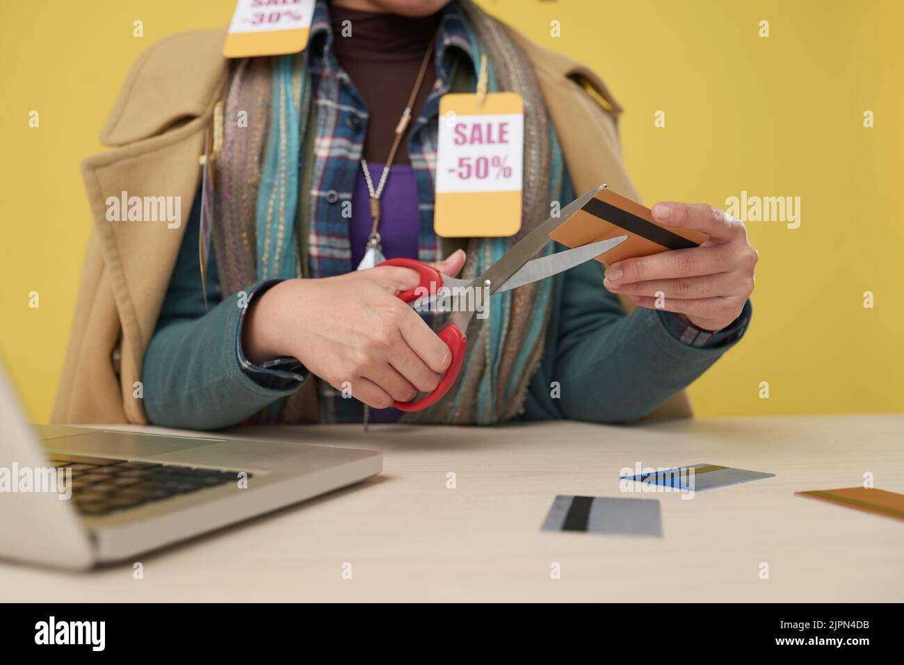 Cutting up credit cards hi-res stock photography and images - Alamy