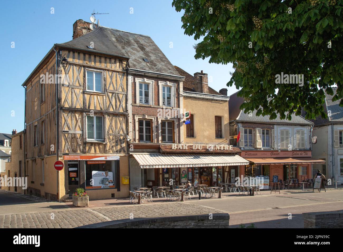 France, Yonne, Puisaye, Saint Fargeau,half-timbered house and bar terrace Place de la Republique // France, Yonne (89), Puisaye, Saint-Fargeau, maison Stock Photo