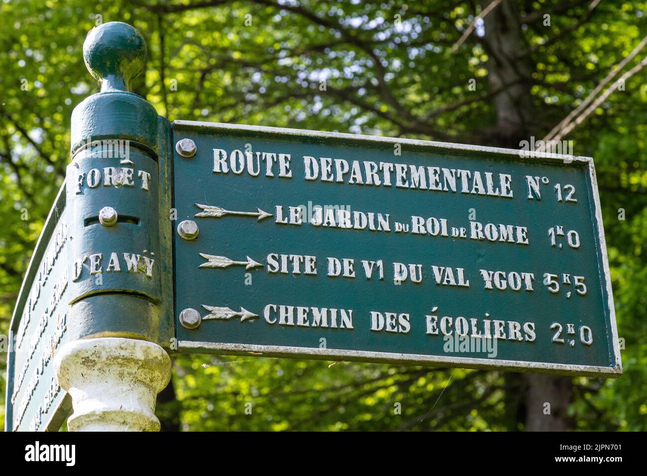 France, Seine Maritime, Ventes Saint Remy, Eawy Forest, directional signboard // France, Seine-Maritime (76), Ventes-Saint-Remy, forêt d'Eawy, panneau Stock Photo