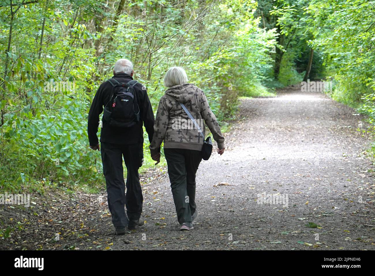 Old man and old woman walking hand in hand hi-res stock photography and ...