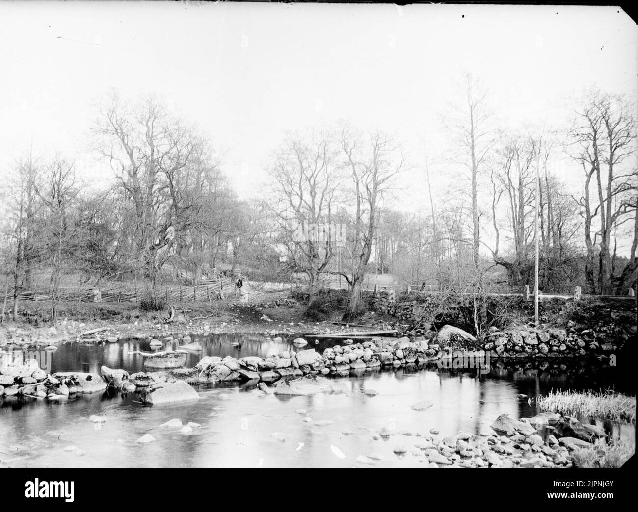 (Å, stone bridge, water divider, road bank with cart and horse/hidden) (Å, stenbro, vattendelare, vägbank med kärra och häst/skymd) Stock Photo