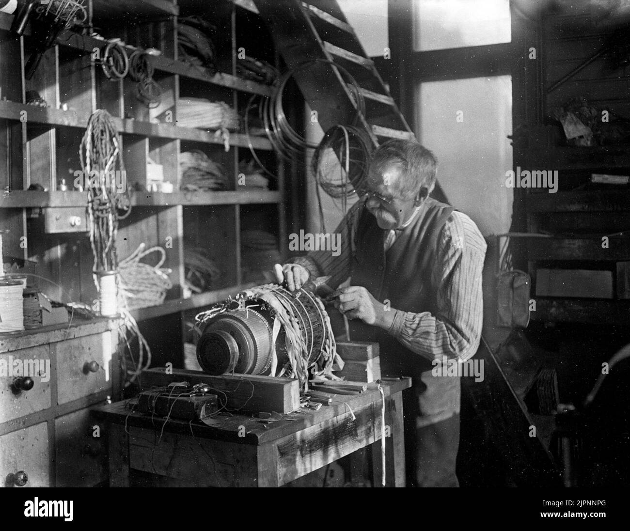Uncle wraps a rotor. From the workshop Farbror lindar en rotor. Från ...