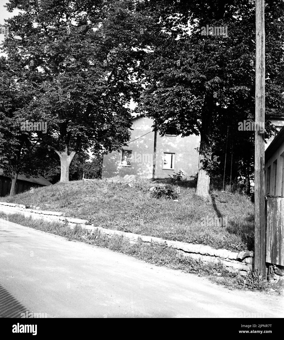 Walking called gazebo pile. Erected during the younger Stone Age.The time, in 1868 was examined by B e Hildebrand, which was found in addition to the human bone 8 flint daggers, 1 spearhead and 4 heart -shaped arrowheads of flint, 4 leg needles, 2 leg gadgets, 2 shale hangings, 1 simple shawls, and 2nd pieces, flint bits, flint bits and 2 which was used during the end of the Stone Age, Hällkistiden, about 1600 - 1800 BC. It is assumed that older tombs had been removed to prepare space for new burial plants. The finds are stored in the State Historical Museum. Gånggrift kallad Lusthushögen. Upp Stock Photo