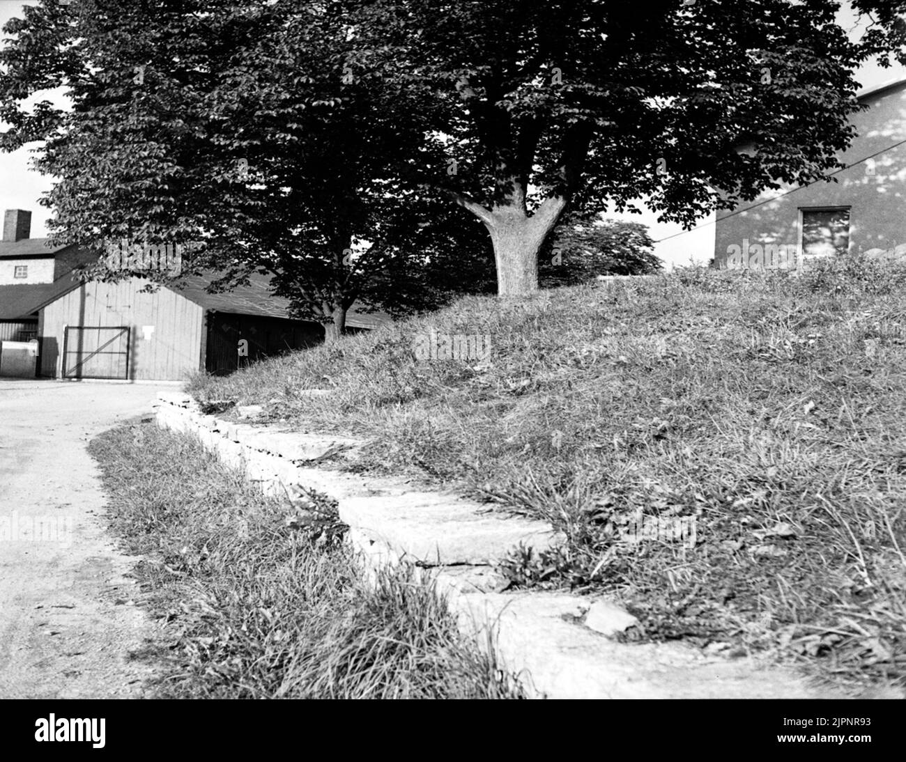 Walking called gazebo pile. Erected during the younger Stone Age. The pedestrian was investigated in 1868 by B e Hildebrand, where besides the human bone, 8 flint daggers, 1 spearhead and 4 heart -shaped arrowheads of flint, 4 leg needles, 2 bone gadgets, 2 shale pendants, 1 simple shaft hole, flint pieces and 2 simple läls as The pouring time, about 1600 - 1800 BC It is assumed that older tombs had been removed to prepare space for new burial plants. The finds are stored in the State Historical Museum. Gånggrift kallad Lusthushögen. Uppförd under den yngre stenåldern. Gånggriften undersöktes Stock Photo