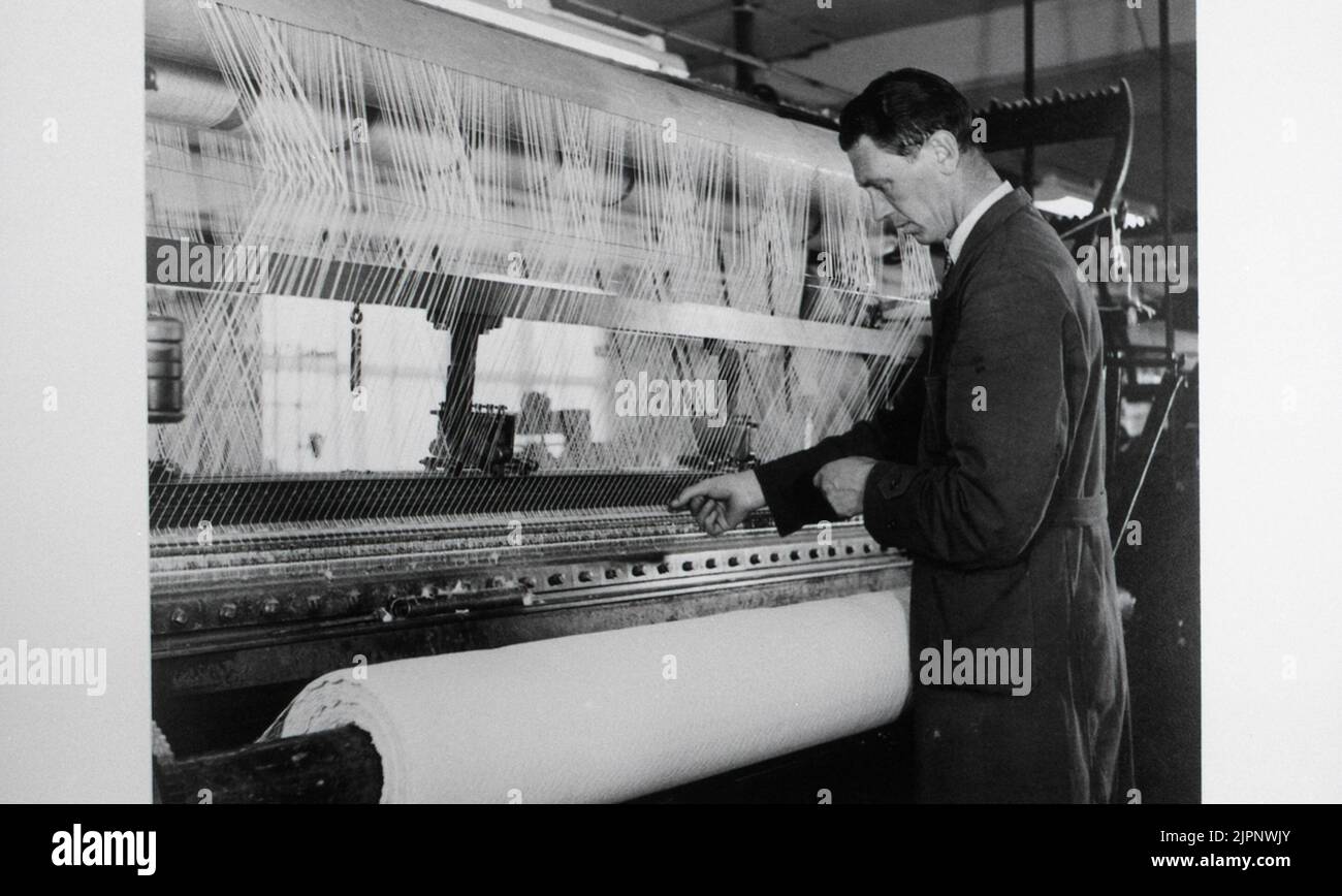 Rascel machine '(manufactures patterned and pierced knitwear). From the exhibition' Falköping in picture '1952. 'Rascelmaskin' (Tillverkar mönstrad och genombruten trikåväv). Från utställningen 'Falköping i bild' 1952. Stock Photo