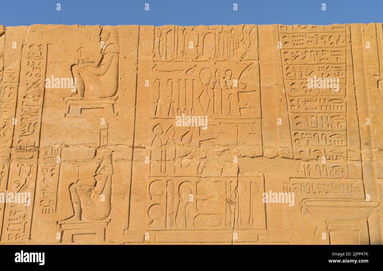 Relief mit Gynäkologie, Instrumente, Geburtsstuhl, Kom Ombo, Ägypten Stock Photo