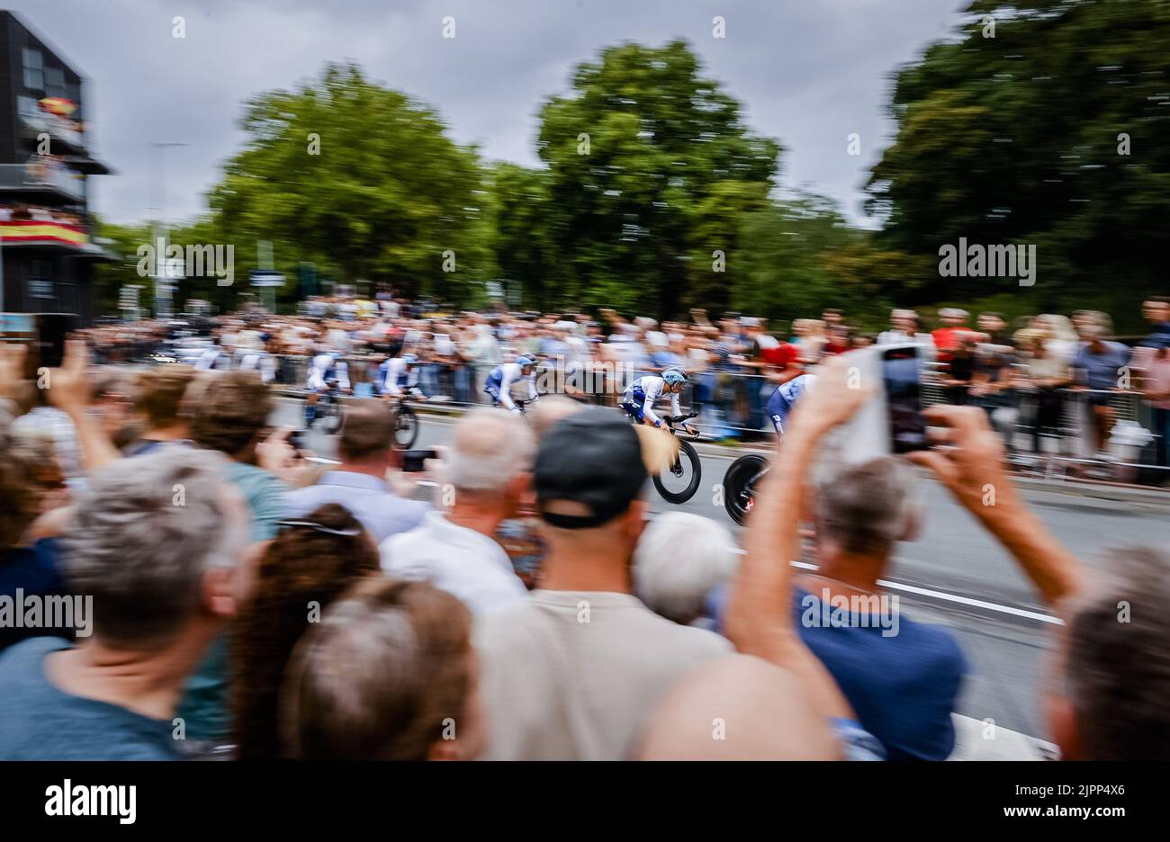 2022-08-19 18:41:24 Team Israel-Premier Tech during the team time trial on the first day of the Vuelta a Espana (Vuelta a Espana). After a start on the Jaarbeursplein, the teams drove through the streets of the city. In Utrecht, the Netherlands, 19 August 2022. ANP SEM VAN DER WAL netherlands out - belgium out Stock Photo