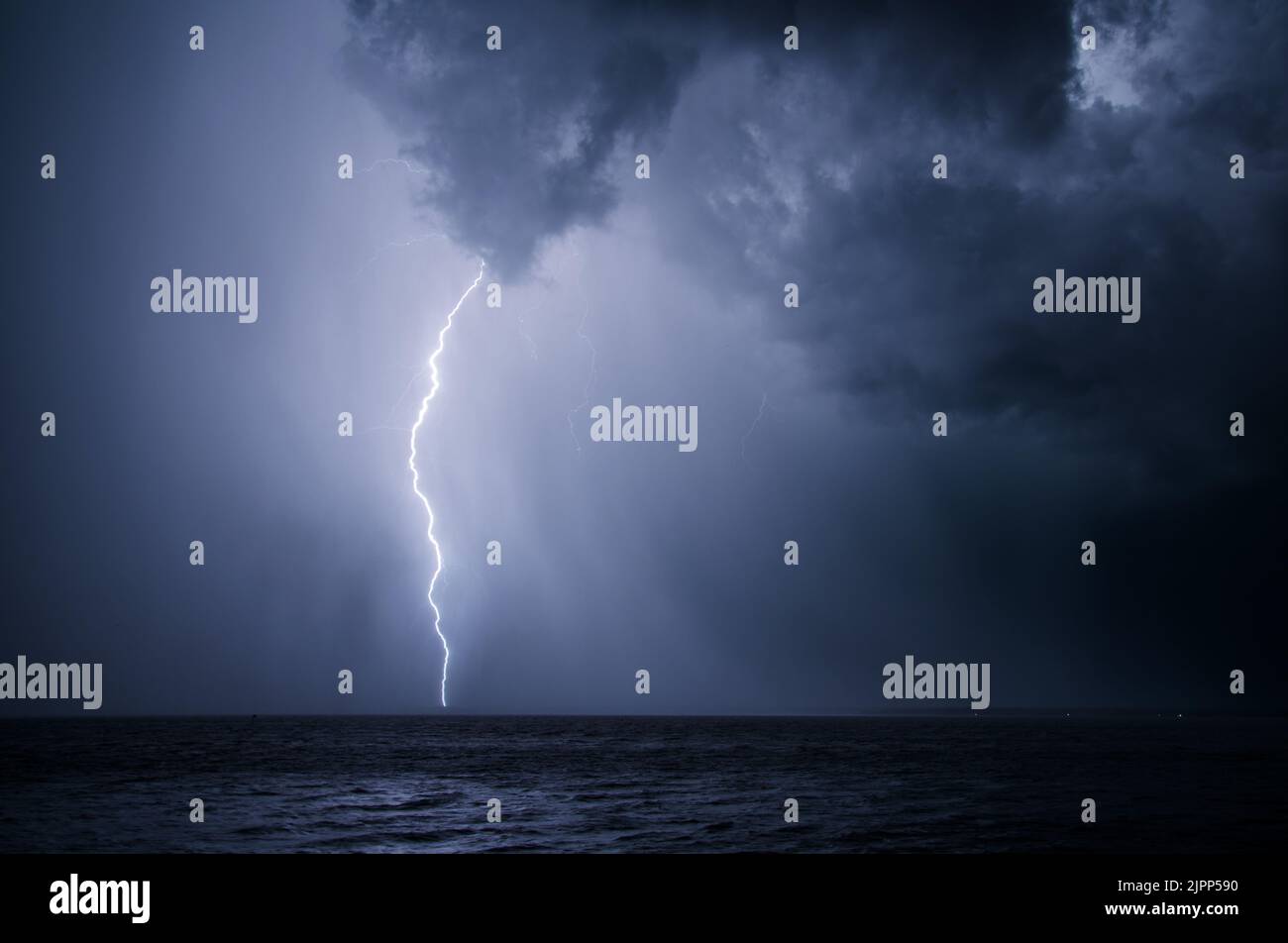Lightning bolts strike during a thunderstorm in Florida Stock Photo - Alamy