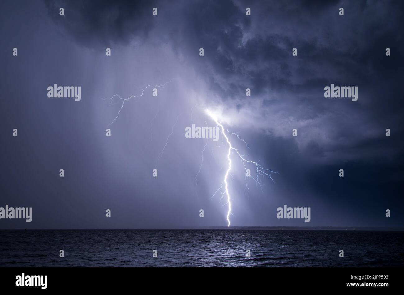 Lightning bolts strike during a thunderstorm in Florida Stock Photo - Alamy