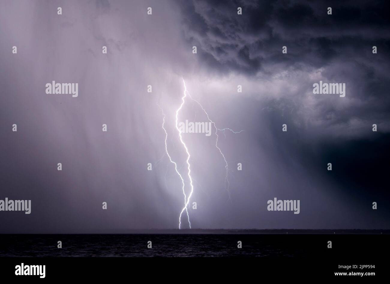 Lightning bolts strike during a thunderstorm in Florida Stock Photo - Alamy