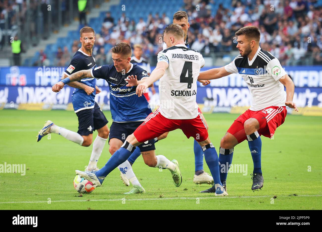 Hamburg, Germany. 19th Aug, 2022. Soccer: 2nd Bundesliga, Matchday 5, Hamburger SV - Darmstadt 98 at Volksparkstadion. Darmstadt's Marvin Mehlem (2nd from left) and Hamburg's Sebastian Schonlau fight for the ball. Credit: Christian Charisius/dpa - IMPORTANT NOTE: In accordance with the requirements of the DFL Deutsche Fußball Liga and the DFB Deutscher Fußball-Bund, it is prohibited to use or have used photographs taken in the stadium and/or of the match in the form of sequence pictures and/or video-like photo series./dpa/Alamy Live News Stock Photo