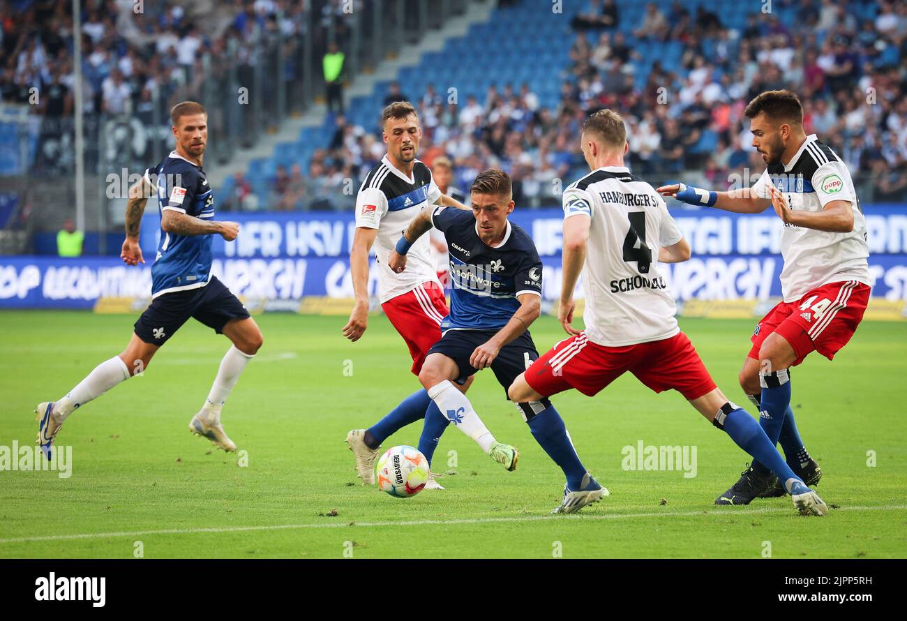 Hamburg, Germany. 19th Aug, 2022. Soccer: 2nd Bundesliga, Matchday 5, Hamburger SV - Darmstadt 98 at Volksparkstadion. Darmstadt's Marvin Mehlem (center) and Hamburg's Sebastian Schonlau and Mario Vuskovic (right) fight for the ball. Credit: Christian Charisius/dpa - IMPORTANT NOTE: In accordance with the requirements of the DFL Deutsche Fußball Liga and the DFB Deutscher Fußball-Bund, it is prohibited to use or have used photographs taken in the stadium and/or of the match in the form of sequence pictures and/or video-like photo series./dpa/Alamy Live News Stock Photo
