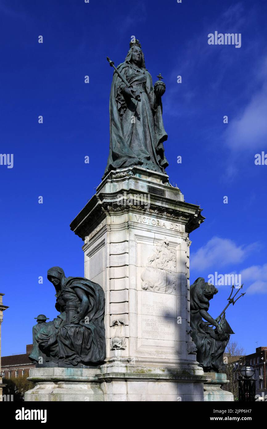 Queen Victoria Statue outside Hull City Hall, Queen Victoria Square