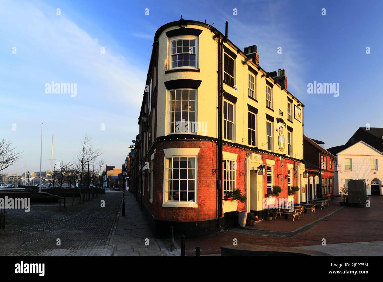 The Minerva pub in Nelson Street, Hull Marina, Kingston-upon-Hull, East Riding of Yorkshire, Humberside, England, UK Stock Photo