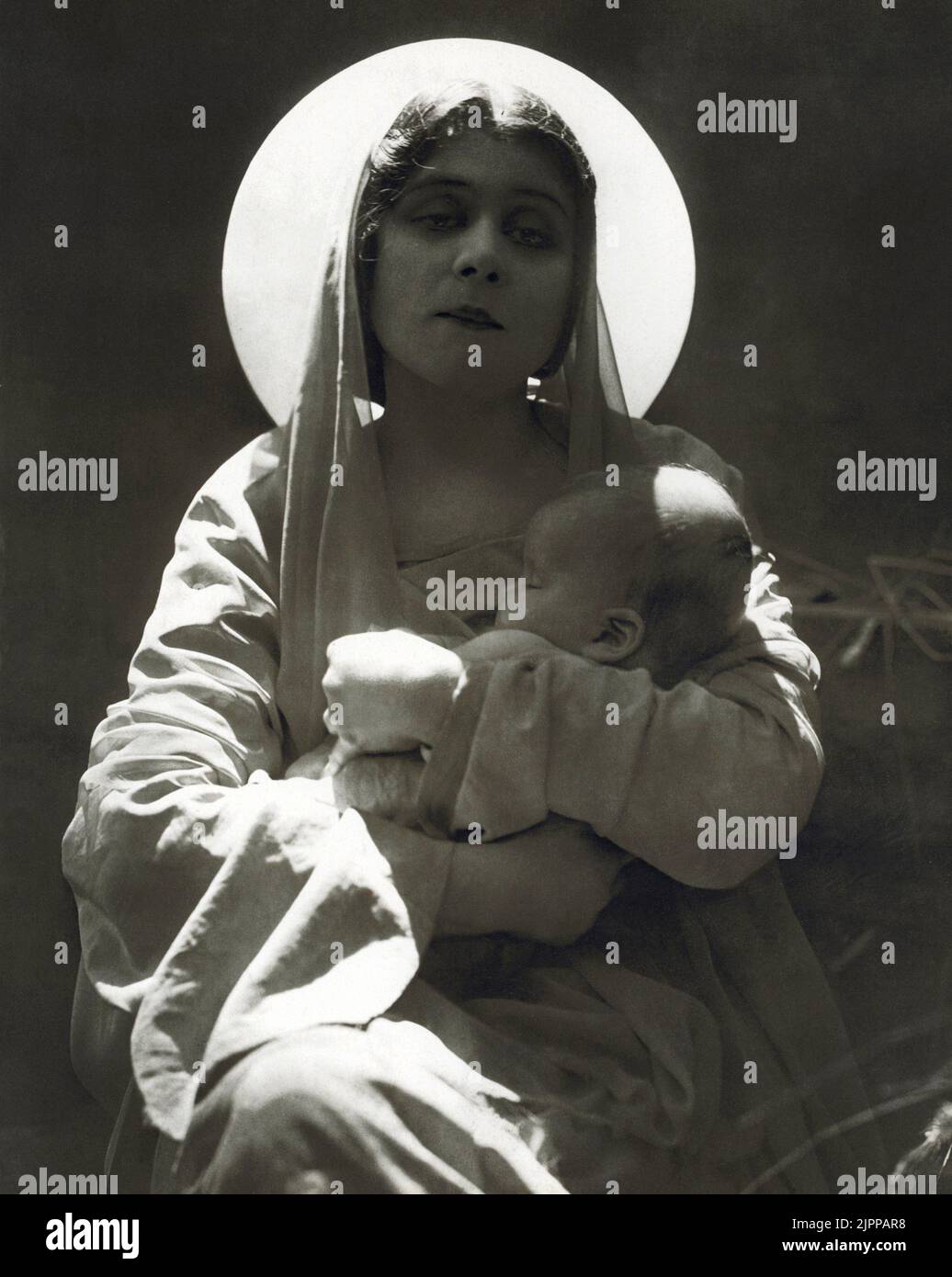 The celebrated Silent Movie actress THEDA BARA ( 1885 - 1955 ) , anagram of Arab Death , in HEART AND SOUL  ( 1917 ) by J. Gordon Edwards - CINEMA - FILM - Madonna - Virgin Mary  - film storico - VAMP - DIVA - DIVINA - velo - veil  - maternità - mamma e figlio - bebè ----  Archivio GBB Stock Photo